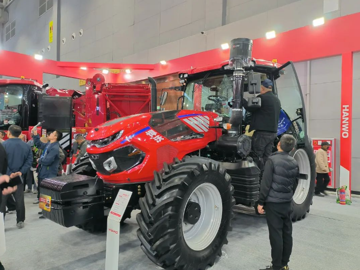 Hanwo Power Shift Tractor y Maíz Máquinas que se muestran en la Feria Nacional de Primavera