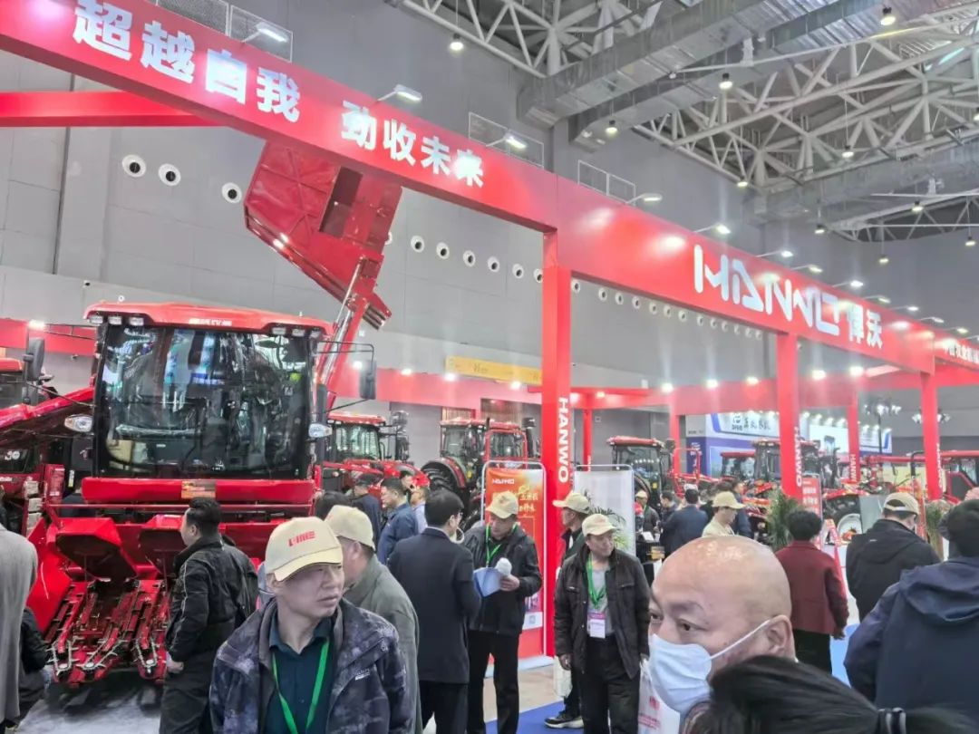 Hanwo Power Shift Tractor y Maíz Máquinas que se muestran en la Feria Nacional de Primavera